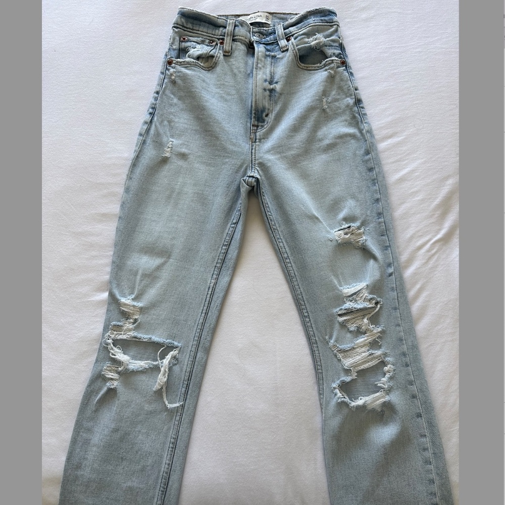 A&F Women's Ultra High Rise 90s Straight Jean